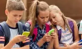 सोशल मीडिया पर सरकार की सर्जिकल स्ट्राइक की तैयारी: बच्चों की सुरक्षा के लिए बैन पर चल रहा है मंथन