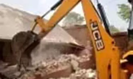 योगी मॉडल: सोनू हाड़ा हत्याकांड के मास्टरमाइंड पर चला पीला पंजा, जमींदोज हुआ अवैध साम्राज्य! योगी मॉडल: सोनू हाड़ा हत्याकांड के मास्टरमाइंड पर चला पीला पंजा, जमींदोज हुआ अवैध साम्राज्य!