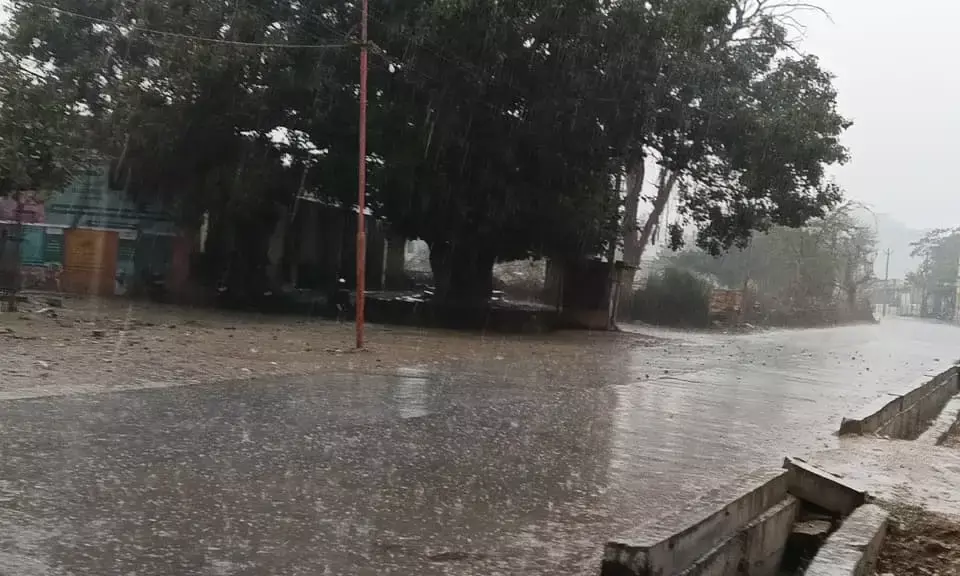 बनेड़ा में बिगड़ा मौसम, तेज हवा–बारिश के साथ गिरे ओले किसानों की बढ़ी चिंता