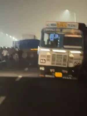 दिल्ली जयपुर हाईवे पर केमिकल टैंकर पलटा, रॉन्ग साइड ट्रक की टक्कर से तीन गंभीर घायल दिल्ली जयपुर हाईवे पर केमिकल टैंकर पलटा, रॉन्ग साइड ट्रक की टक्कर से तीन गंभीर घायल