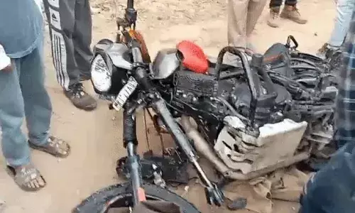 दो बाइकों की भीषण भिड़ंत, रिटायर्ड फौजी की दर्दनाक मौत दो बाइकों की भीषण भिड़ंत, रिटायर्ड फौजी की दर्दनाक मौत