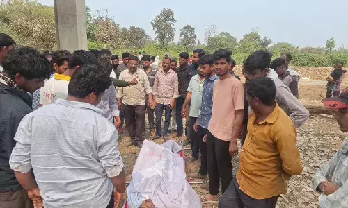 -श्मशान घाट पर रुका अंतिम संस्कार, शरीर पर चोट के निशान देख भडक़े ग्रामीण, हत्या की आशंका! -श्मशान घाट पर रुका अंतिम संस्कार, शरीर पर चोट के निशान देख भडक़े ग्रामीण, हत्या की आशंका!