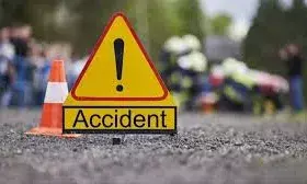 भीषण हादसा: पेड़ से टकराई तेज रफ्तार कार, पिता-पुत्र सहित तीन की दर्दनाक मौत