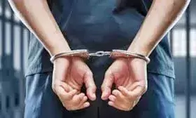 मंदिर में अफीम के नशे की महफिल सजाते 3 युवक गिरफ्तार, सोशल मीडिया पर डाली थी वीडियो मंदिर में अफीम के नशे की महफिल सजाते 3 युवक गिरफ्तार, सोशल मीडिया पर डाली थी वीडियो