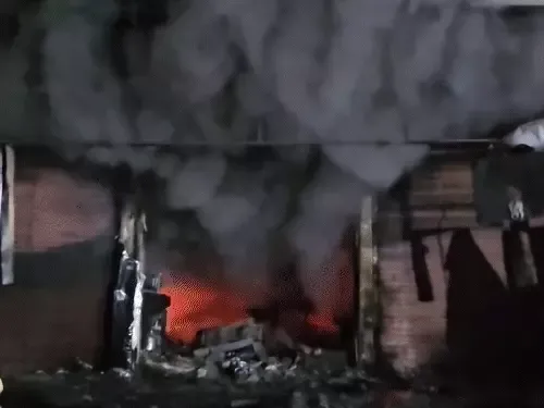 अजमेर: इलेक्ट्रॉनिक्स शॉप में भीषण आग, 1.5 करोड़ का सामान राख; परिवार ने छत से कूदकर बचाई जान अजमेर: इलेक्ट्रॉनिक्स शॉप में भीषण आग, 1.5 करोड़ का सामान राख; परिवार ने छत से कूदकर बचाई जान