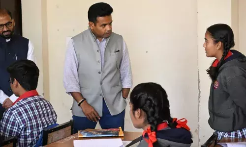 कक्षा में पहुंचे जिला कलक्टर, विद्यार्थियों को दी विज्ञान की जानकारी