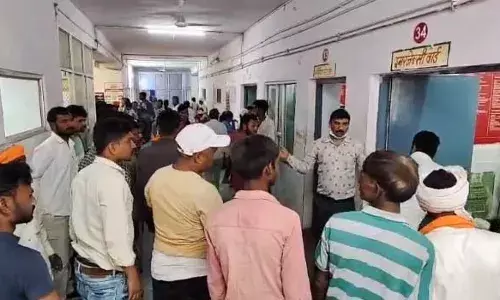 ओवरलोड ऑटो रिक्शा पलटा, दो बच्चों की दर्दनाक मौत