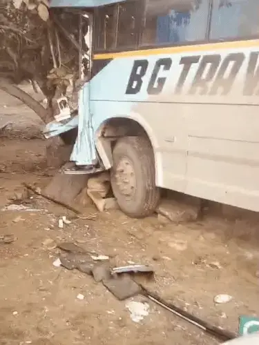 स्लीपर बस ने स्कूल-बस को मारी टक्कर, 6 स्टूडेंट्स घायल: हादसे में 11 हजार वॉट का बिजली पोल टूटकर स्कूल बस पर गिरा