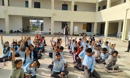 सेहत की ओर बढ़ते कदम: चीड़खेड़ा स्कूल में शिक्षकों की अनोखी पहल, हफ्ते में एक दिन फल वितरण”