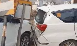 शादी समारोह में आए मेहमानों की लग्जरी कारों को ट्रेलर ने मारी टक्कर, सीसीटीवी में कैद हुई करतूत