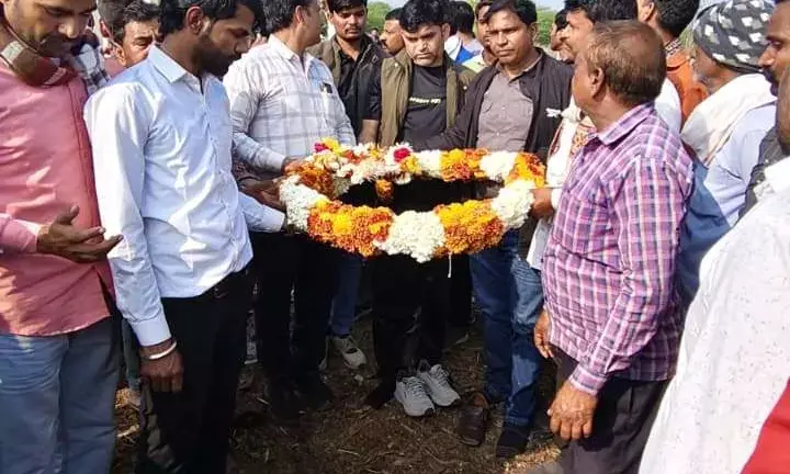 फर्ज के लिए न्योछावर कर दी जान: तीन साल के मासूम को बचाते हुए गेटमैन हरिओम अहिरवार शहीद फर्ज के लिए न्योछावर कर दी जान: तीन साल के मासूम को बचाते हुए गेटमैन हरिओम अहिरवार शहीद