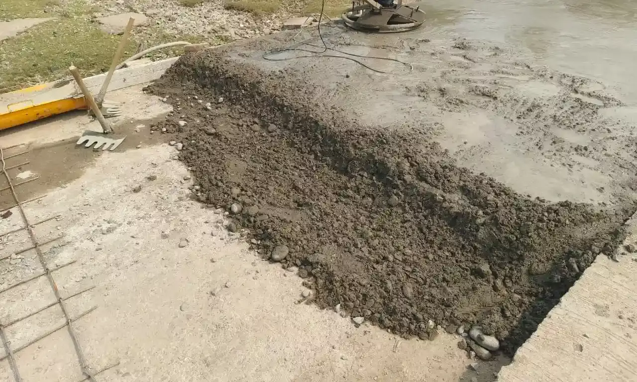 बड़लियास–बेड़च नदी पुल पर सीसी सड़क निर्माण में लापरवाही के आरोप, नाममात्र सरिया डालने से गुणवत्ता पर सवाल