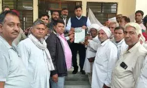 फसल मुआवजे की मांग को लेकर किसानों ने तहसीलदार को सौंपा ज्ञापन