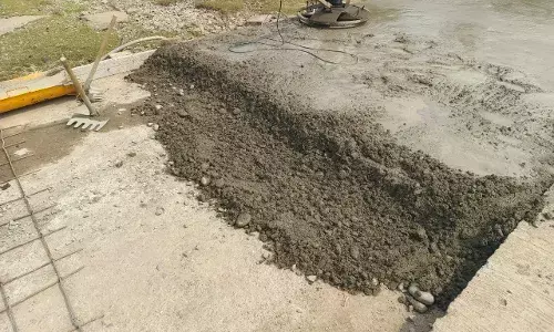 बड़लियास–बेड़च नदी पुल पर सीसी सड़क निर्माण में लापरवाही के आरोप, नाममात्र सरिया डालने से गुणवत्ता पर सवाल बड़लियास–बेड़च नदी पुल पर सीसी सड़क निर्माण में लापरवाही के आरोप, नाममात्र सरिया डालने से गुणवत्ता पर सवाल