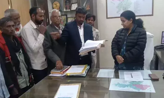 आबादी अधिकार की मांग को लेकर ग्रामीणों ने सौंपा ज्ञापन