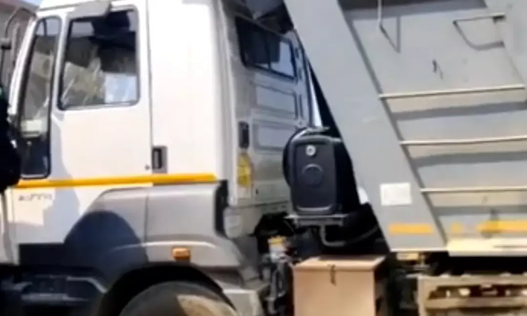 DST और रायपुर पुलिस ने खारी व कोठारी नदी से 4 डंपर, 11 ट्रैक्टर व जेसीबी की जब्त DST और रायपुर पुलिस ने खारी व कोठारी नदी से 4 डंपर, 11 ट्रैक्टर व जेसीबी की जब्त