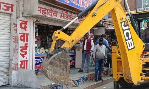 माणिक्यनगर में दूसरे दिन भी चला पीला पंजा, अब शाम की सब्जी मंडी की बारी माणिक्यनगर में दूसरे दिन भी चला पीला पंजा, अब शाम की सब्जी मंडी की बारी