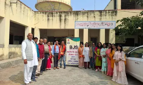 टीबी अस्पताल में भारतीय जैन संगठन ने बांटे फल, मरीजों को दिया हौसला