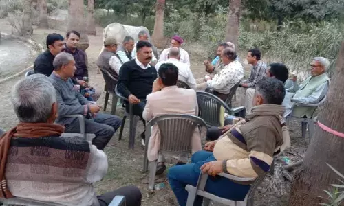 अंसल कॉलोनी में निवासियों का अनिश्चित कालीन धरना