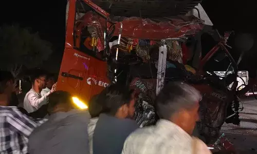 लोक परिवहन बस और ट्रक में भीषण भिड़ंत, दो दर्जन घायल, तीन गंभीर घायल जोधपुर रेफर