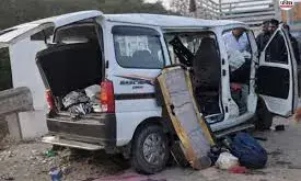 भीषण सड़क हादसा: ऊंझा-मेहसाणा हाईवे पर राजस्थान के कुमावत परिवार के 5 लोगों की मौत, मची चीख-पुकार भीषण सड़क हादसा: ऊंझा-मेहसाणा हाईवे पर राजस्थान के कुमावत परिवार के 5 लोगों की मौत, मची चीख-पुकार