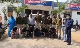 एमपी का जामताड़ा बना शिवपुरी का करेरा: काली कमाई से आई लग्जरी कारें और आलीशान बंगले, 20 ठग गिरफ्तार एमपी का जामताड़ा बना शिवपुरी का करेरा: काली कमाई से आई लग्जरी कारें और आलीशान बंगले, 20 ठग गिरफ्तार