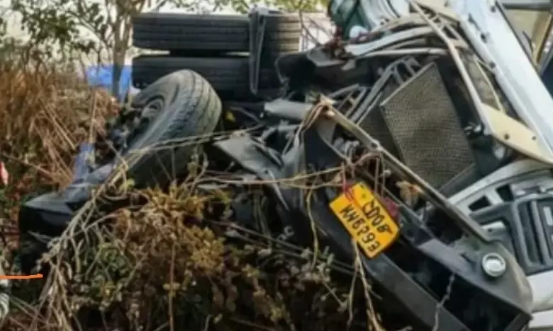 थाने के सामने ट्रक ने pcr को मारी टक्कर, 5 पुलिस कर्मियों की मौत थाने के सामने ट्रक ने pcr को मारी टक्कर, 5 पुलिस कर्मियों की मौत