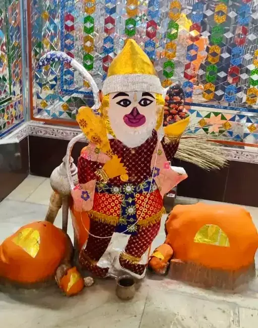 हनुमान मंदिर में चोरी, सवा किलो चांदी का मुकुट ले उड़े चोर