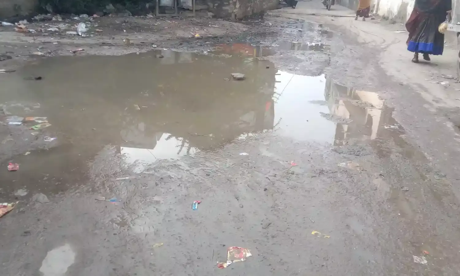 महुआ में ग्रामपंचायत प्रशासन कि लापरवाही से बाजार में फैला कीचड़,ग्रामवासी परेशान।