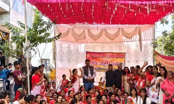 पटेल नगर विस्तार में फाग महोत्सव की धूम, भक्ति और रंगों में सराबोर हुई महिलाएं