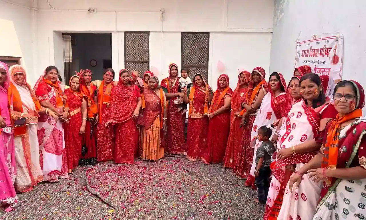 ठाकुर जी के संग ग्रामीण महिलाओं ने खेली होली