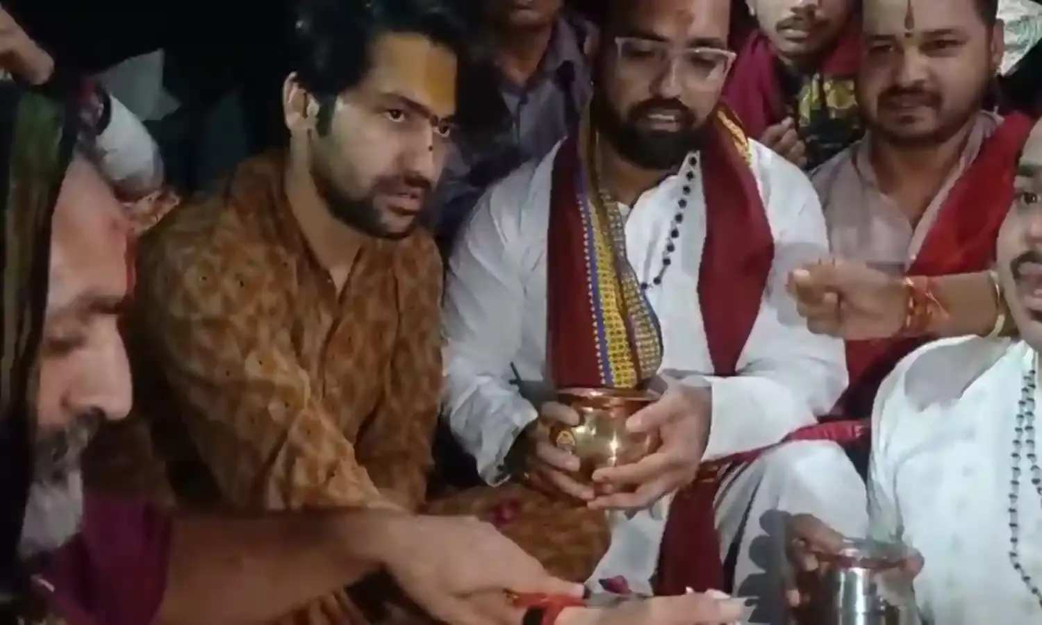 पुष्कर में धीरेंद्र शास्त्री का कटाक्ष: बोले- चादर चढ़ाने का शौक है तो यहां आकर पितरों का पिंडदान करो, बेड़ा पार हो जाएगा