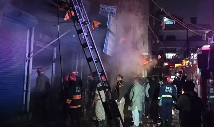 दिल्ली: स्कूटी चार्जिंग के दौरान धमाका, चार मंजिला शॉपिंग कॉम्प्लेक्स स्वाहा; 25 दमकल की गाड़ियों ने पाया काबू