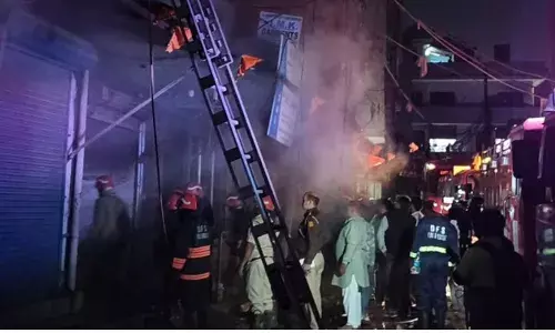 दिल्ली: स्कूटी चार्जिंग के दौरान धमाका, चार मंजिला शॉपिंग कॉम्प्लेक्स स्वाहा; 25 दमकल की गाड़ियों ने पाया काबू