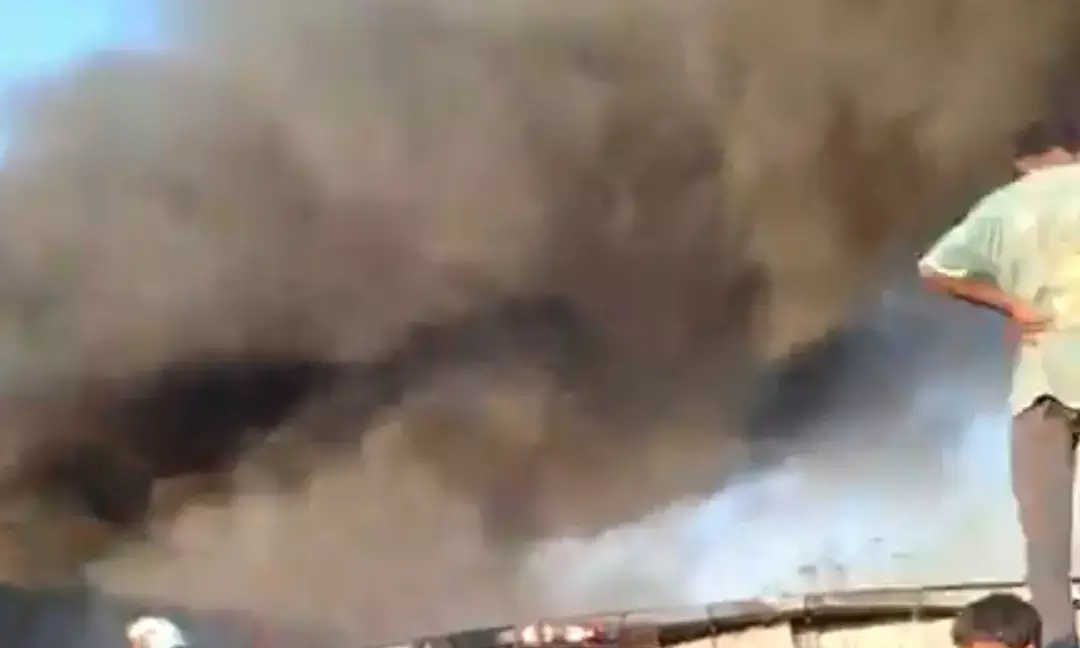 कपड़ा व यार्न के दो गोदाम जलकर खाक, 6दमकलों ने पाया आग पर काबू, करोड़ों का माल खाक कपड़ा व यार्न के दो गोदाम जलकर खाक, 6दमकलों ने पाया आग पर काबू, करोड़ों का माल खाक