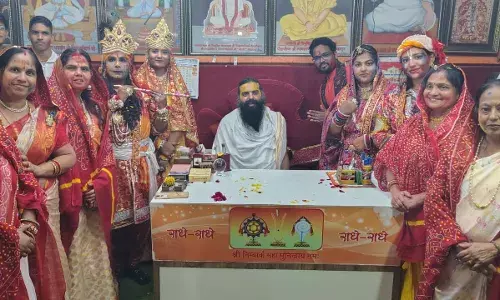 भक्ति के रंगों में सराबोर हुआ निंबार्क आश्रम, पहली बार श्रद्धालुओं ने खेली लठमार और लड्डू मार होली