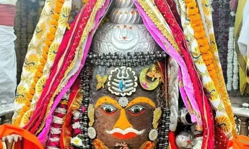 भस्म आरती में आस्था का सैलाब, महाकाल के त्रिनेत्र स्वरूप के दर्शन से भक्त हुए आनंदित