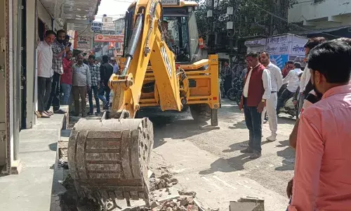 नगर निगम की बड़ी कार्रवाई: पुराने शहर के संकीर्ण मार्ग पर चला पीला पंजा नगर निगम की बड़ी कार्रवाई: पुराने शहर के संकीर्ण मार्ग पर चला पीला पंजा