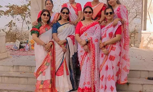 चामुंडा माता मंदिर में महिलाओं ने मनाई फूलों की होली, भजनों पर झूमीं श्रद्धालु