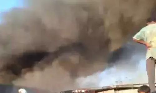 कपड़ा व यार्न के दो गोदाम जलकर खाक, 6दमकलों ने पाया आग पर काबू, करोड़ों का माल खाक