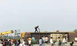 पूर्वांचल एक्सप्रेस वे पर अनियंत्रित होकर पलटी तेज रफ्तार बस, 5 की मौत, 8 की हालत गंभीर