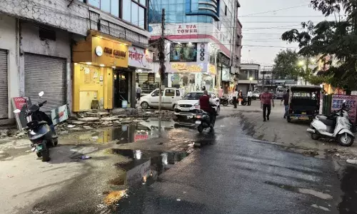 महावीर पार्क के पास अतिक्रमण हटाने के बाद बढ़ी मुसीबत, टूटी नालियों से सड़कों पर फैला गंदा पानी