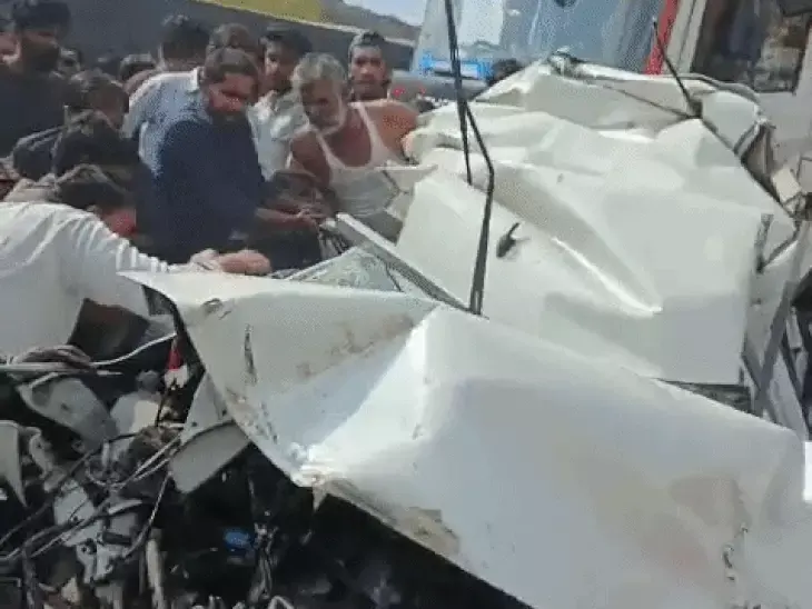 उदयपुर में भीषण सड़क हादसा: दो भारी वाहनों के बीच फंसी कार, 5 गंभीर रूप से घायल