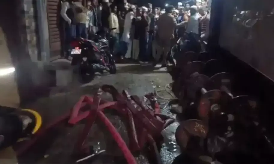 कपड़ा कारोबारी के घर में लगी आग, जुड़वां बेटियों समेत 6 लोग जिंदा जल मरे कपड़ा कारोबारी के घर में लगी आग, जुड़वां बेटियों समेत 6 लोग जिंदा जल मरे