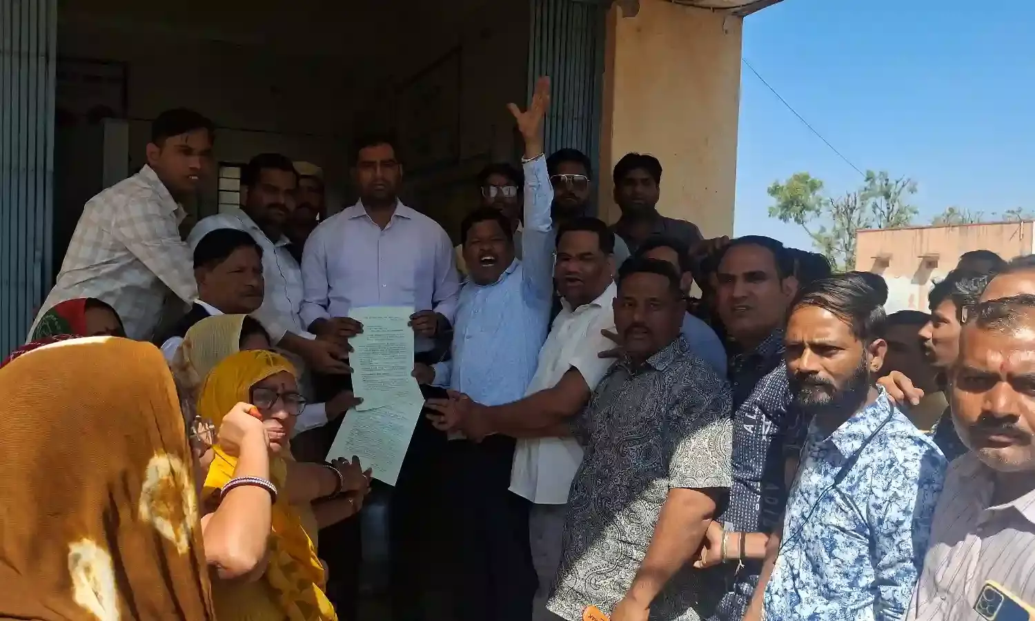 बीकानेर दरिंदगी मामले में आसींद में आक्रोश: सेन समाज ने उपखंड कार्यालय पर किया प्रदर्शन, फांसी की मांग