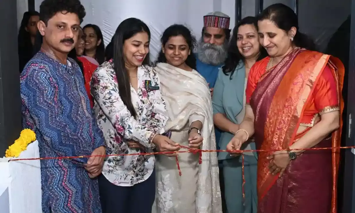 रंगों और सृजन का उत्सव: अल्य मिस्त्री की कला प्रदर्शनी का शुभारंभ