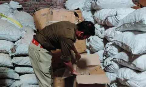 40 करोड़ के अवैध पटाखे व विस्फोटक सामग्री जब्त, तीन गोदाम सील