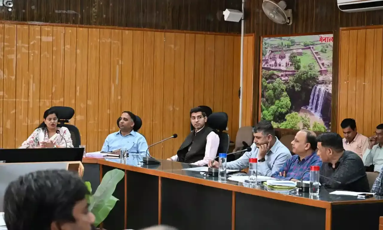 जिला स्तरीय विभागीय समीक्षा बैठक में समयबद्ध निस्तारण और योजनाओं की समीक्षा