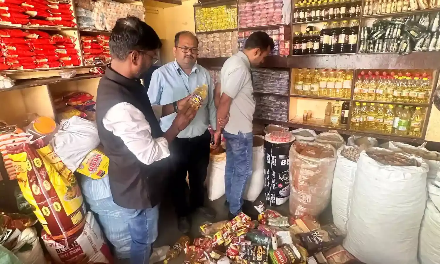 खाद्य विभाग ने 3 स्थानों पर दी दबिश, 45 किलो अवधिपार सामग्री करवाई नष्ट