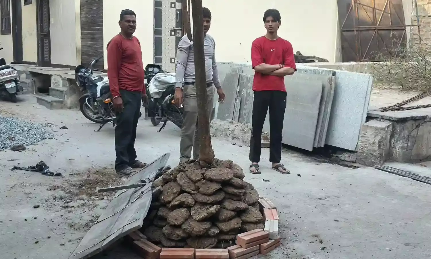 पुर में आचार्य समाज ने गोबर के कंडों से की होली की स्थापना पुर में आचार्य समाज ने गोबर के कंडों से की होली की स्थापना